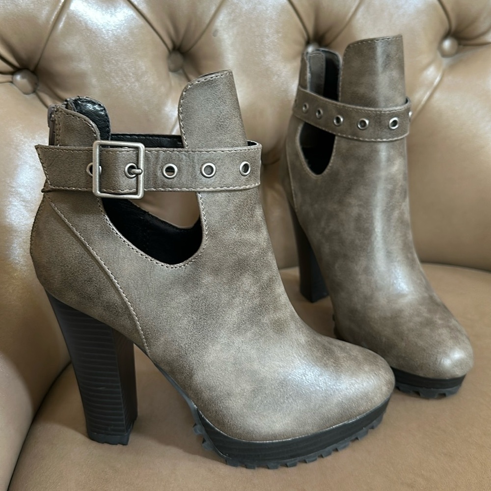 NWOT Report Sloane Grey Platform Ankle Boots